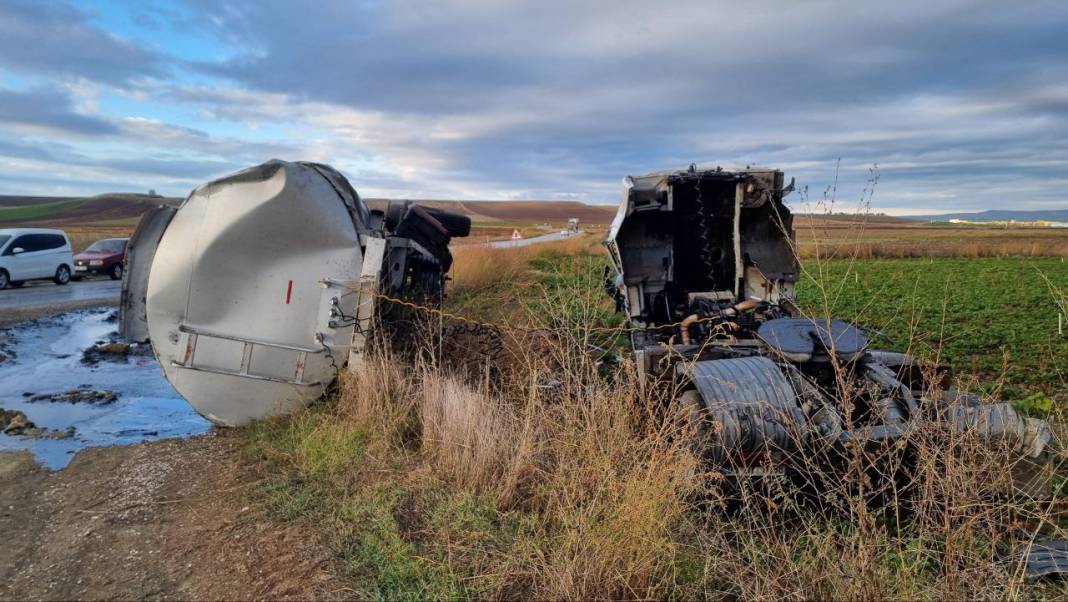 Çorum'da tarım işçilerini taşıyan minibüsle zift yüklü tanker çarpıştı: 1 ölü 18 yaralı 20